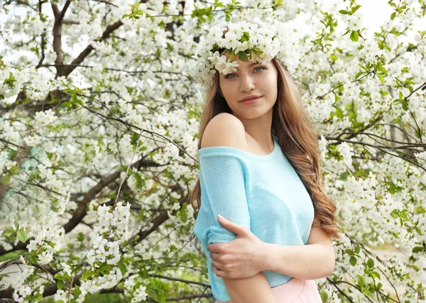 Bahar Gününde Çiçeklenme Tree Yakınındaki Güzel Genç Kadın — Stok fotoğraf