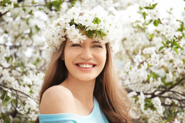 Çiçek Çelenk Açık Havada Bahar Gününde Giyen Güzel Genç Kadın — Stok fotoğraf