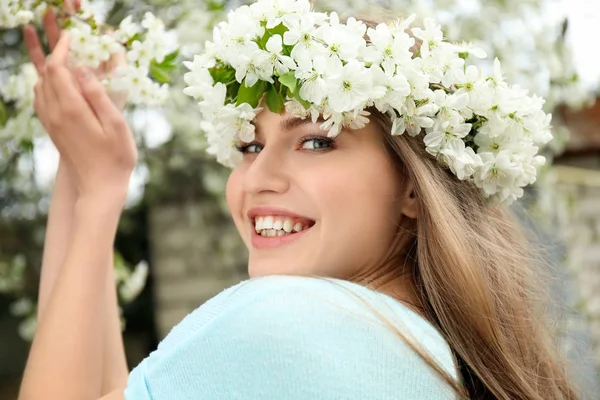 Hermosa Mujer Joven Cerca Del Árbol Floreciente Aire Libre Día —  Fotos de Stock