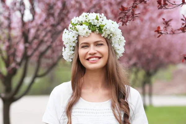 Çiçek Çelenk Açık Havada Bahar Gününde Giyen Güzel Genç Kadın — Stok fotoğraf