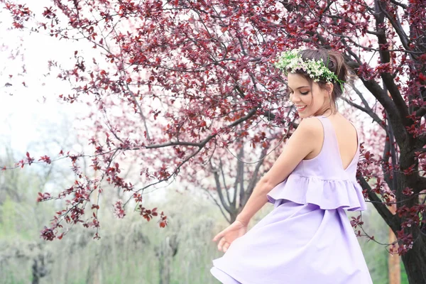 Bahar Gününde Çiçek Açması Tree Yakınındaki Güzel Genç Kadın — Stok fotoğraf