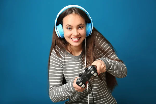 Menina Bonito Com Gamepad Fundo Cor — Fotografia de Stock