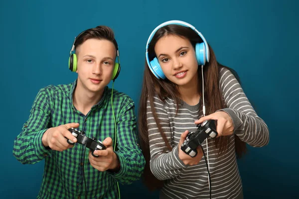 Jugendliche Mit Gamepads Auf Farbigem Hintergrund — Stockfoto