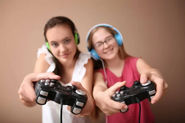 Adolescentes Con Gamepads Sobre Fondo Color —  Fotos de Stock