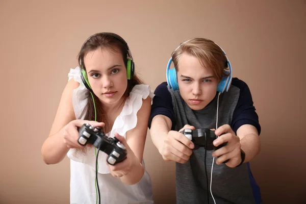 Adolescentes Com Gamepads Fundo Cor — Fotografia de Stock