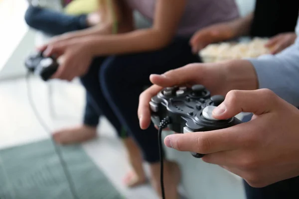 Adolescentes Jogando Jogos Vídeo Casa Close — Fotografia de Stock