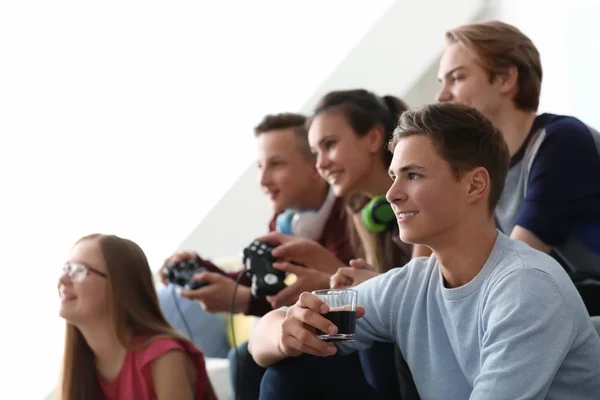 Adolescentes Jugando Videojuegos Casa —  Fotos de Stock