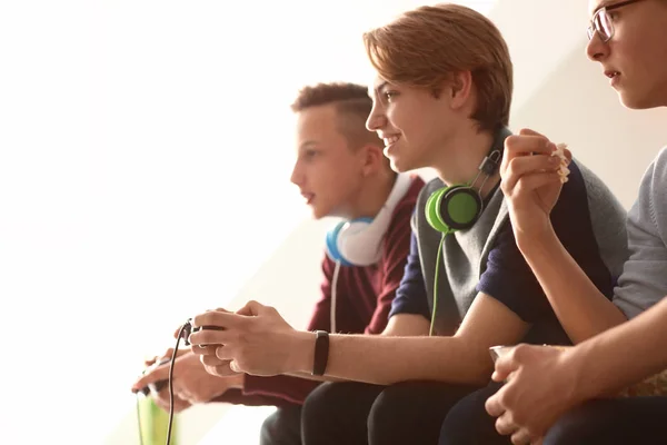 Підлітки Грають Відеоігри Вдома — стокове фото
