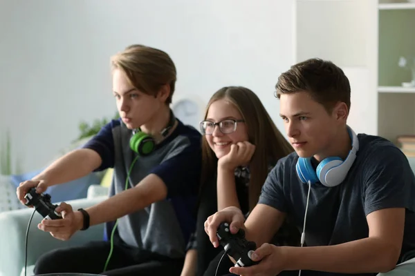 Teenagers Playing Video Games Home — Stock Photo, Image