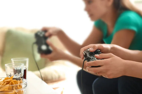 Tinédzserek Otthon Videojátékok — Stock Fotó