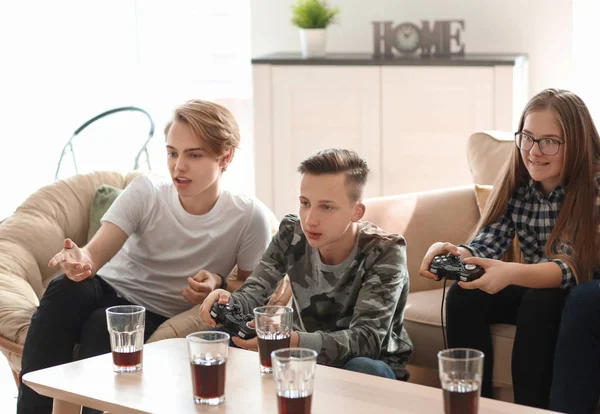 Adolescentes Jugando Videojuegos Casa —  Fotos de Stock