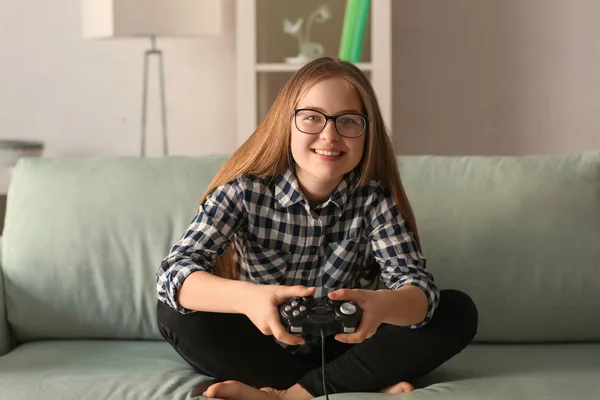 Menina Bonito Jogar Jogos Vídeo Casa — Fotografia de Stock