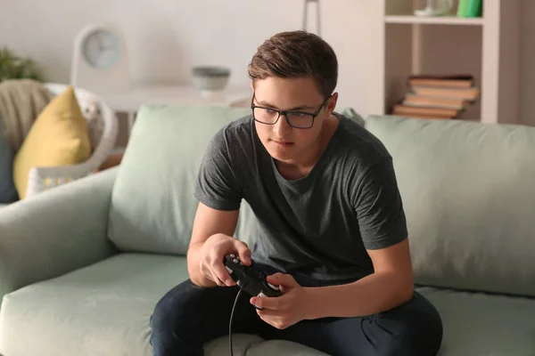 Έφηβος Που Παίζει Βιντεοπαιχνίδια Στο Σπίτι — Φωτογραφία Αρχείου