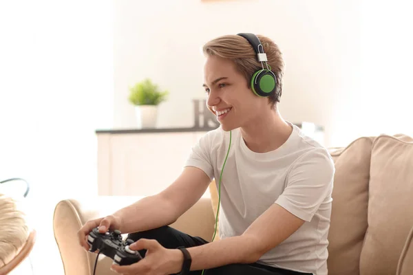 十代の若者は自宅でビデオゲームをプレイ — ストック写真