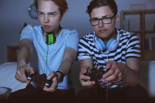 Tizenévesek Videojátékok Otthon Este — Stock Fotó