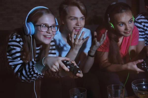 Adolescentes Jugando Videojuegos Casa Tarde Noche —  Fotos de Stock