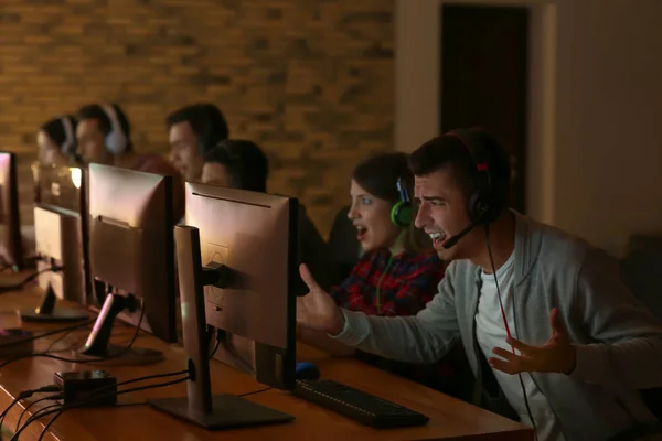 Jovens Jogando Videogames Torneio — Fotografia de Stock