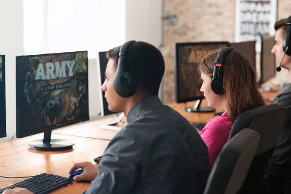 Young People Playing Video Games Tournament — Stock Photo, Image