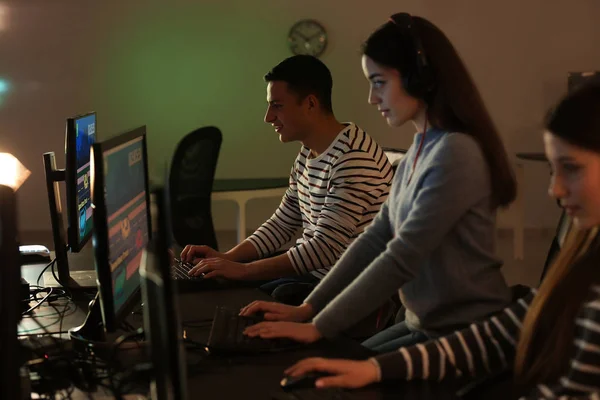 Jovens Jogando Videogames Torneio — Fotografia de Stock