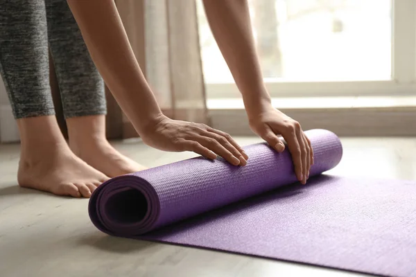 Yoga Mat Kapalı Olan Kadın — Stok fotoğraf