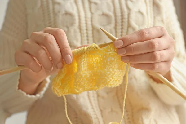 Young Woman Knitting Clothes Home Closeup — Stock Photo, Image