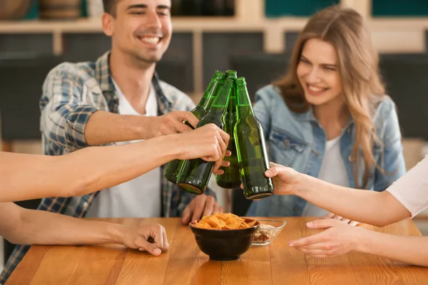 Skupina Veselých Přátel Popíjí Pivo Baru — Stock fotografie