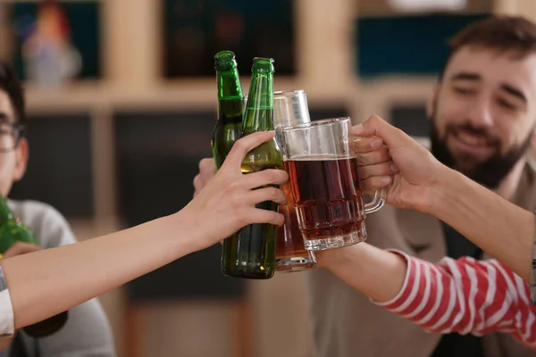 Group Friends Drinking Beer Bar — Stock Photo, Image