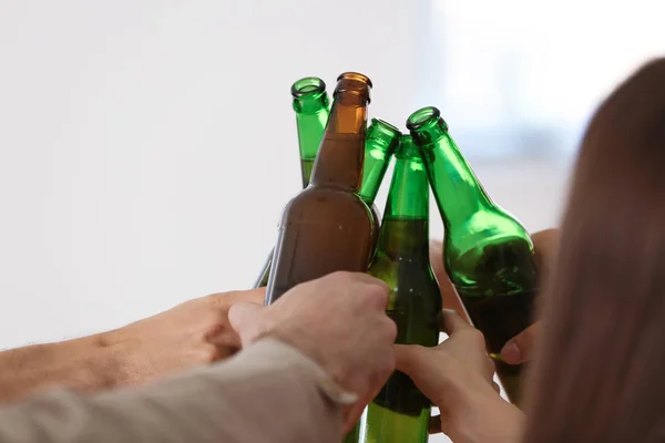 Grupo Amigos Tintineando Botellas Con Cerveza Bar —  Fotos de Stock