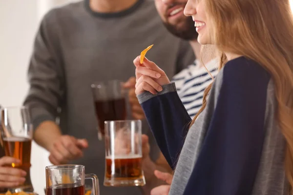 Mujer Joven Con Amigos Bebiendo Cerveza Bar —  Fotos de Stock