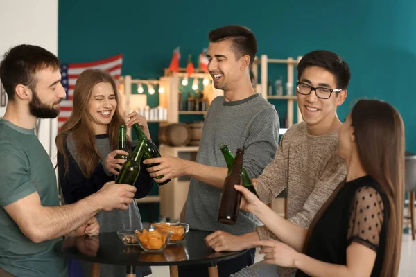 Skupina Veselých Přátel Popíjí Pivo Baru — Stock fotografie