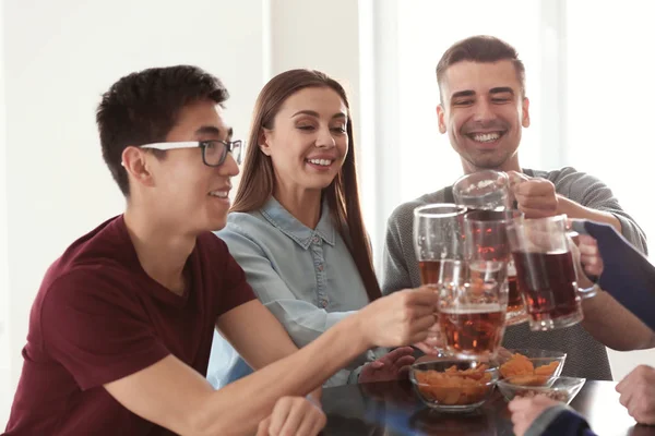 Group Friends Clinking Glasses Beer Bar — Stock Photo, Image