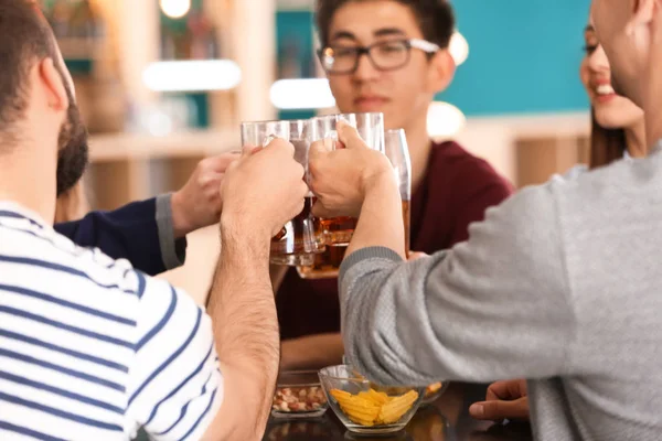 Grupp Vänner Som Spottar Glasögon Med Baren — Stockfoto