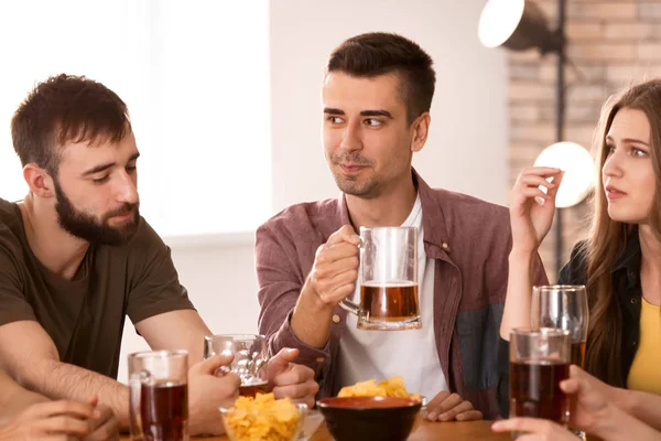 Friends Drinking Beer Bar — Stock Photo, Image