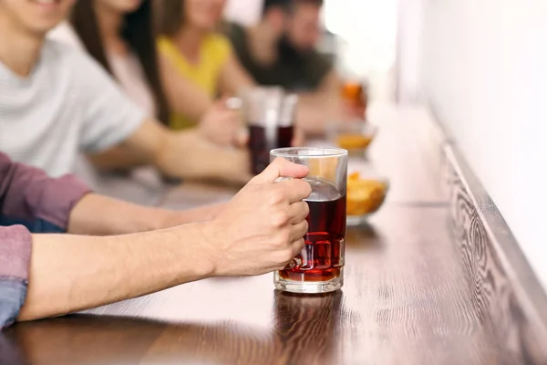 Joven Con Amigos Bebiendo Cerveza Bar —  Fotos de Stock