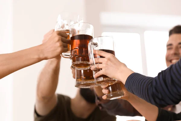 Gruppe Von Freunden Klirrt Mit Bier Bar — Stockfoto