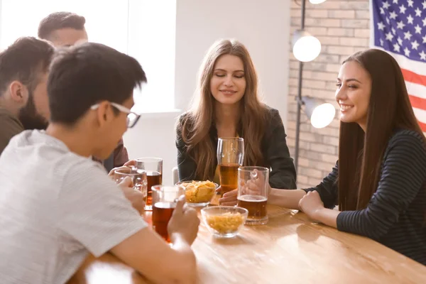 Groupe Amis Joyeux Buvant Bière Bar — Photo