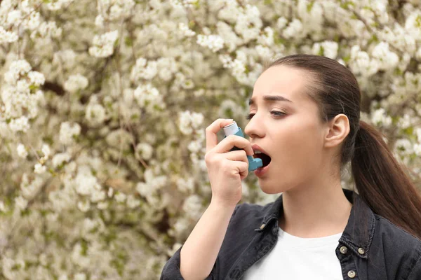 Wanita Muda Menggunakan Inhaler Dekat Pohon Mekar Konsep Alergi — Stok Foto