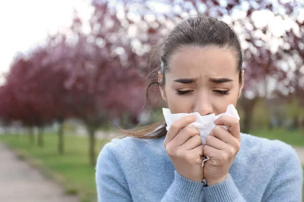 Mujer Joven Con Limpiaparabrisas Cerca Árbol Floreciente Concepto Alergia — Foto de Stock