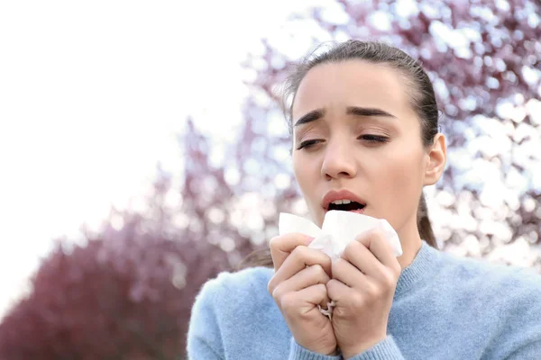 Wanita Muda Dengan Wiper Hidung Dekat Pohon Mekar Konsep Alergi — Stok Foto