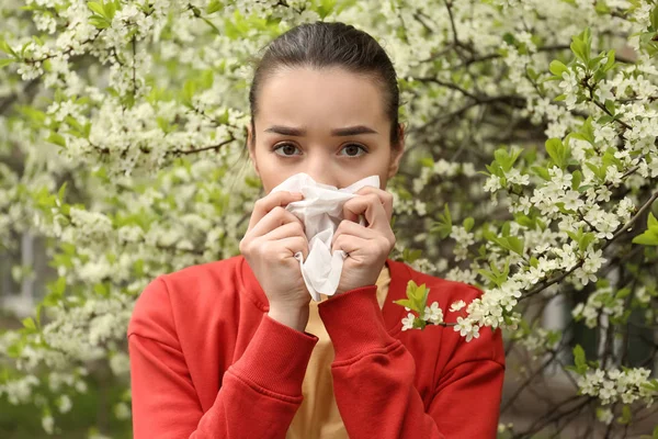Young Woman Nose Wiper Blooming Tree Allergy Concept — Stock Photo, Image