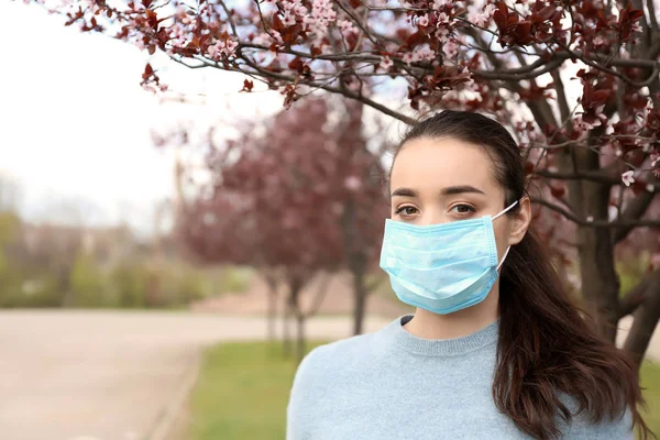 Young Woman Protective Mask Blooming Tree Allergy Concept — Stock Photo, Image