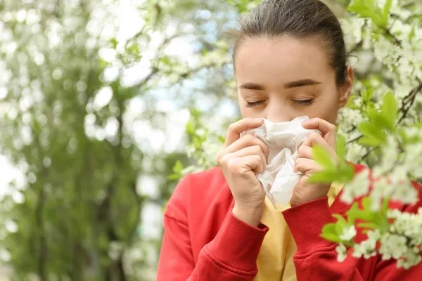 Wanita Muda Dengan Wiper Hidung Dekat Pohon Mekar Konsep Alergi — Stok Foto