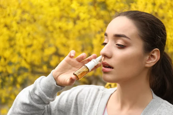 Young Woman Using Nasal Drops Blooming Tree Allergy Concept — Stock Photo, Image