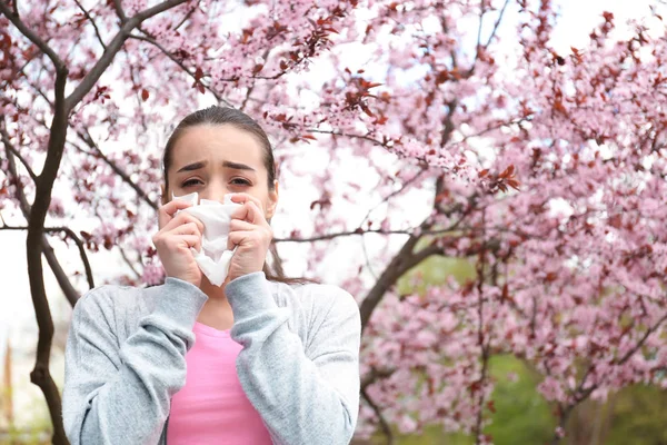 Wanita Muda Dengan Wiper Hidung Dekat Pohon Mekar Konsep Alergi — Stok Foto