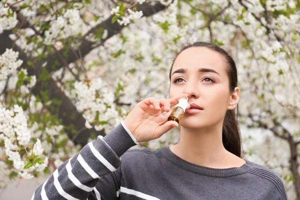 Ung Kvinna Med Näsdroppar Nära Blommande Träd Allergi Konceptet — Stockfoto