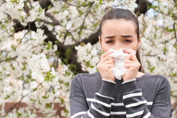 Wanita Muda Dengan Wiper Hidung Dekat Pohon Mekar Konsep Alergi — Stok Foto