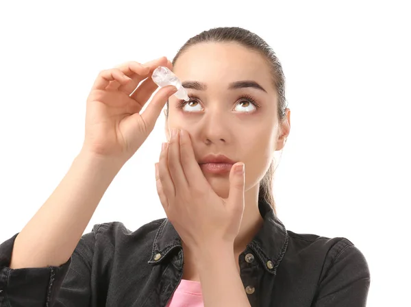 Jonge Vrouw Met Behulp Van Eye Drops Witte Achtergrond Concept — Stockfoto