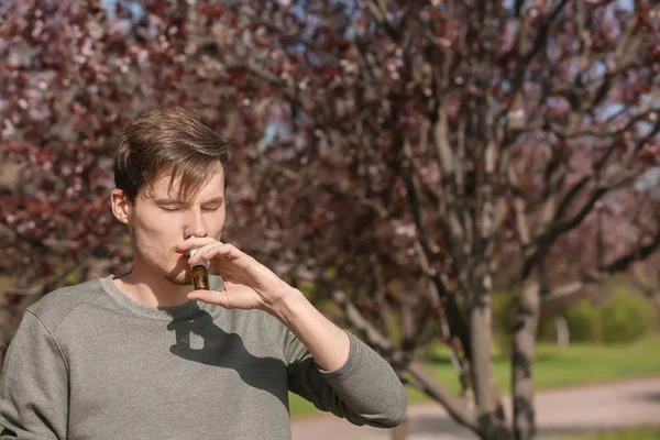 Fiatal Férfi Orr Csepp Közelében Virágzó Koncepció Allergiát — Stock Fotó