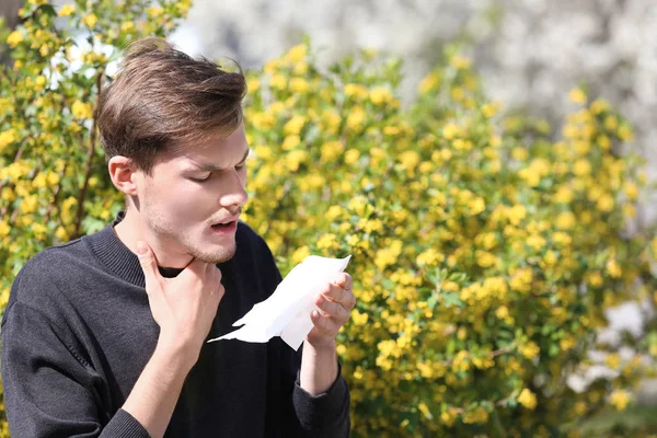 Joven Con Limpiaparabrisas Cerca Árbol Floreciente Concepto Alergia — Foto de Stock