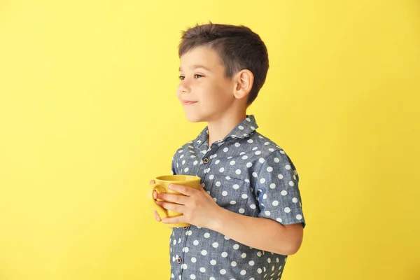 Niedlicher Kleiner Junge Mit Einer Tasse Heißen Kakaogetränks Auf Farbigem — Stockfoto